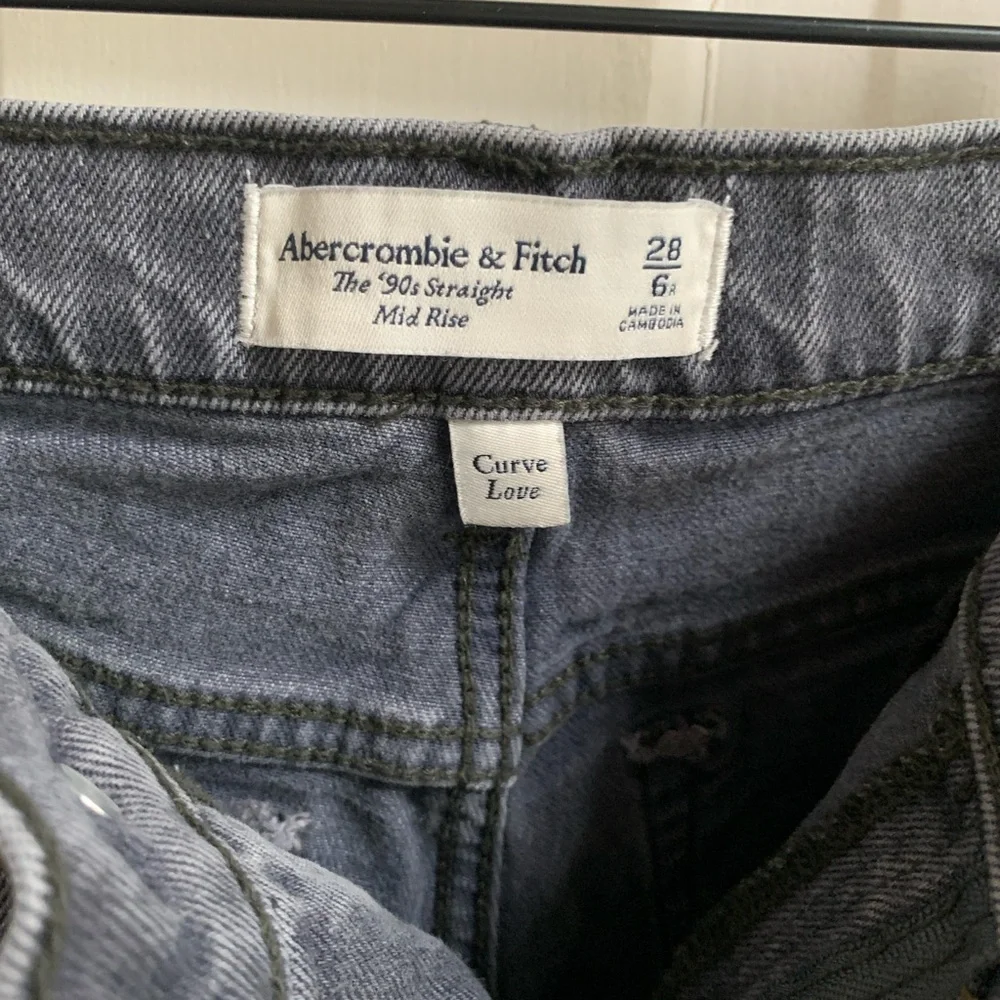 Abercrombie & Fitch 90’s Straight Mid Rise Curve Love Gray Jeans Size 28